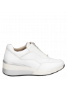 zapatilla de cuero blanco para mujer, estilo athleisure, combina comodidad deportiva con un look casual