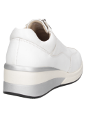 zapatilla urbana de cuero blanco para mujer con líneas limpias, costuras visibles y suela gruesa elevada