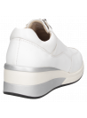 zapatilla urbana de cuero blanco para mujer con líneas limpias, costuras visibles y suela gruesa elevada