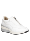 zapatilla de cuero blanco para mujer con diseño moderno y minimalista, estilo slip-on y cierre decorativo superior