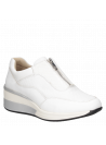 zapatilla de cuero blanco para mujer con diseño moderno y minimalista, estilo slip-on y cierre decorativo superior