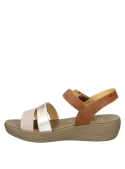 Cuero multicolor en sandalia femenina, diseño informal con taco plano para máxima comodidad.