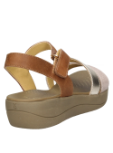 Calzado de cuero multicolor femenino, sandalia informal con taco plano y diseño confortable.