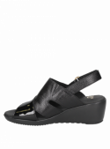 Sandalia casual de cuero negro para mujer, ideal para días calurosos, con diseño anatómico y taco cuña.