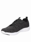 zapatilla negra informal de mujer, diseño moderno, textil y sintético, ideal para uso diario cómodo.