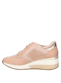 Zapatilla rosada de cuero para mujer, ligera y adaptada a la anatomía del pie.