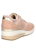 Zapatilla de cuero rosado con punta redonda, estilo urbano y confortable.