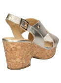 Sandalia de cuero dorado con forro de PU, estilo informal y cómodo.