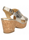 Sandalia de cuero dorado con forro de PU, estilo informal y cómodo.