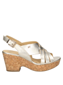 Sandalia dorada de cuero con punta abierta, diseño anatómico para confort.