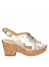 Sandalia dorada de cuero con punta abierta, diseño anatómico para confort.