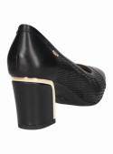 Zapato de charol negro para mujer, detalle brogue, estructura cerrada, combina con trajes sastre y faldas midi.