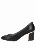 Calzado femenino negro en cuero charol, estilo clásico con tacón cuadrado, perfecto para reuniones de trabajo.