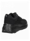 Zapatilla femenina negra con forro sintético, ligera y confortable, adaptada a la anatomía del pie.
