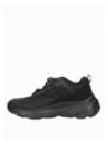 Zapatilla negra de material sintético, diseño moderno y juvenil, perfecta para actividades urbanas.