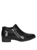 Elegante zapato negro de cuero charol con diseño reptil, versátil para reuniones semi-formales y eventos sociales.