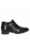 Elegante zapato negro de cuero charol con diseño reptil, versátil para reuniones semi-formales y eventos sociales.