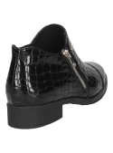 Zapato plano negro de charol para mujer, mezcla de elegancia y comodidad, perfecto para salidas informales.