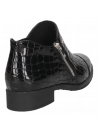 Zapato plano negro de charol para mujer, mezcla de elegancia y comodidad, perfecto para salidas informales.