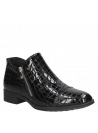 Calzado negro de cuero charol con cremallera lateral, combina estilo sofisticado y funcionalidad para el día a día.