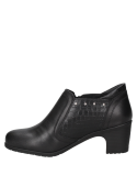Botín negro de cuero para mujer, versátil y cómodo, con un toque distintivo gracias a su diseño y detalles metálicos.