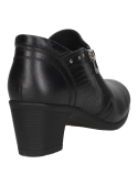 Botín de cuero negro para mujer, ideal para un look casual-chic con detalles de reptil y cierre práctico.