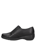 Zapato de mujer en cuero negro que ofrece comodidad y practicidad, sin adornos excesivos.