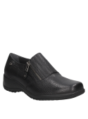 Zapato negro de cuero para mujer con banda elástica sobre el empeine, ideal para un estilo casual y urbano.