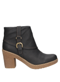 Elegante botín de cuero negro con taco medio, ideal para un estilo casual chic en ocasiones informales.
