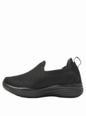 zapatilla urbana negra de mujer, cuero y textil, diseñada para confort y adaptabilidad