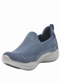 Calzado casual azul para mujer, fabricado en cuero y textil, adaptándose a la anatomía del pie.