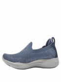 Zapatilla azul de mujer, combinación de cuero y textil, diseñada para ofrecer suavidad y maleabilidad.