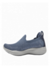 Zapatilla azul de mujer, combinación de cuero y textil, diseñada para ofrecer suavidad y maleabilidad.