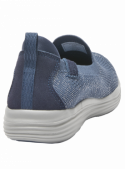 Zapatilla femenina azul, estilo casual con detalles en cuero, taco plano y punta redonda para confort.