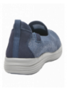 Zapatilla femenina azul, estilo casual con detalles en cuero, taco plano y punta redonda para confort.