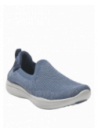 Zapatilla azul casual de mujer, diseño moderno con cuero y textil, ideal para actividades diarias.
