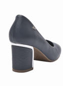 Calzado de cuero azul para mujer, ideal para trabajo o reuniones, con diseño pulcro y detalles discretos.
