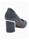 Calzado de cuero azul para mujer, ideal para trabajo o reuniones, con diseño pulcro y detalles discretos.