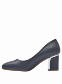 zapato femenino de cuero azul, clásico y atemporal, combina con trajes sastre o vestidos elegantes para eventos formales.