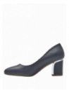 zapato femenino de cuero azul, clásico y atemporal, combina con trajes sastre o vestidos elegantes para eventos formales.