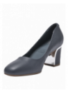 elegante zapato azul de cuero para mujer, con adorno lateral sutil y punta redondeada, perfecto para el entorno laboral.