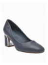 calzado de cuero azul femenino, sofisticado y minimalista, con taco ancho medio que ofrece estabilidad y comodidad.