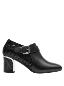 Zapato botín femenino en cuero negro, mezcla de estilo clásico y moderno, adecuado para cenas formales y eventos sociales.