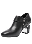 Elegante zapato botín de cuero negro para mujer, con detalles de hebilla y escamas, perfecto para reuniones de trabajo.