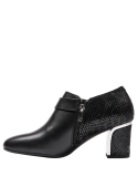Botín negro de cuero con patrón de escamas en talón y costados, sofisticado y cómodo para eventos semi-formales.
