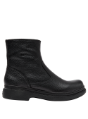 Calzado de cuero negro, corte alto y duradero, estilo utilitario, recomendado para trabajos que requieren resistencia.