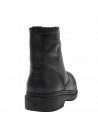 Botín minimalista de hombre en cuero negro, ofrece soporte al tobillo, combinable con pantalones cargo o mezclilla.