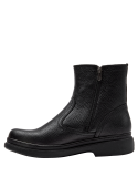 Calzado de cuero negro para hombre con suela gruesa, perfecto para actividades al aire libre y uso urbano diario.