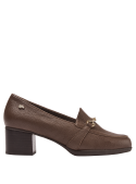 Calzado femenino marrón de cuero, diseño clásico y moderno, adecuado para el día a día buscando estilo y confort.