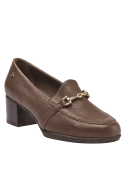 Zapato marrón de charol, ideal para looks formales e informales, combinando elegancia y comodidad.